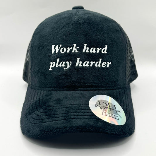 Workhard playharder velvet keps